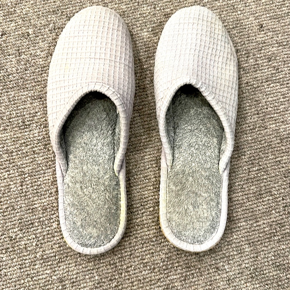 ISOTONER WOMENS GRAY SLIP-ON SLIPPERS WITH WAFFLE WEAVE UPPER AND COZY LINING